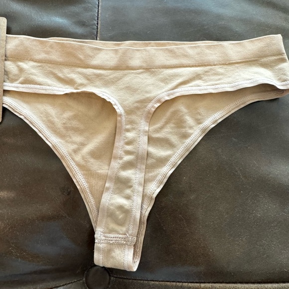 SOFT SMOOTHING SEAMLESS THONGS SIZE XS - Picture 2 of 4